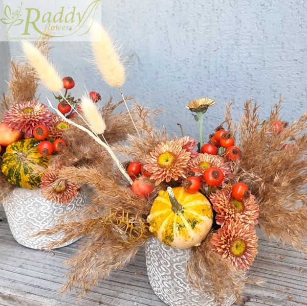 Mini arrangement with chrysanthemums and pampas grass